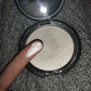 Becca cosmetics highlighter in the shade pearl